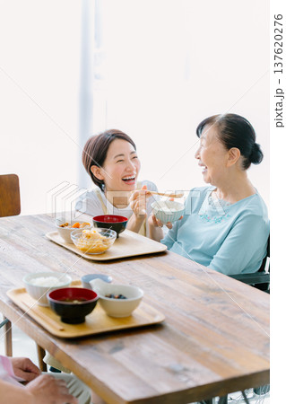 介護士と食事をするシニア女性 137620276