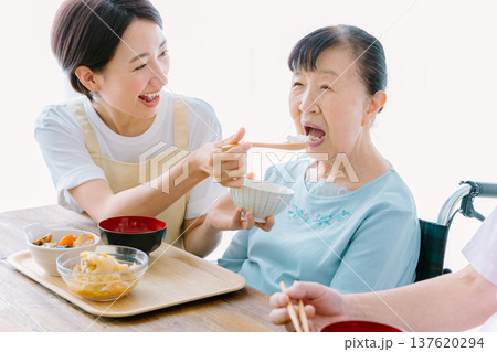 介護士と食事をする老夫婦 137620294