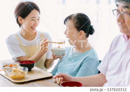 介護士と食事をする老夫婦 137620312