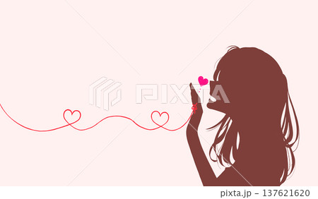 運命の赤い糸を結んでいる女性　笑顔　シルエット 137621620