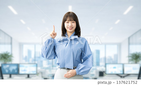 人差し指を立てて案内する若い女性・ビジネスウーマン 137621752