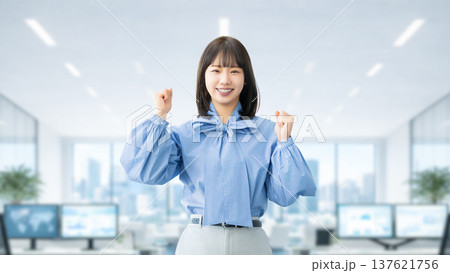 ガッツポーズをする女性・ビジネスウーマン 137621756