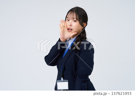 手を口元に当てるポーズをするビジネスウーマン 137621955