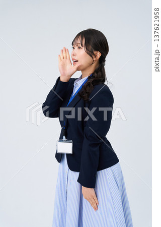 手を口元に当てるポーズをするビジネスウーマン 手を口元に当てるポーズをするビジネスウーマン 137621958