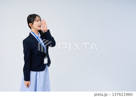 手を口元に当てるポーズをするビジネスウーマン 137621960