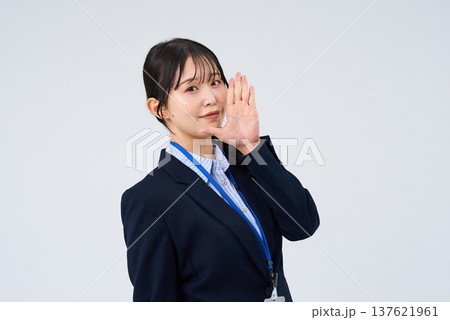 手を口元に当てるポーズをするビジネスウーマン 手を口元に当てるポーズをするビジネスウーマン 137621961