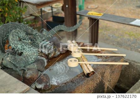 神社の手水舎と龍像 Temizu purification basin dragon 137622170