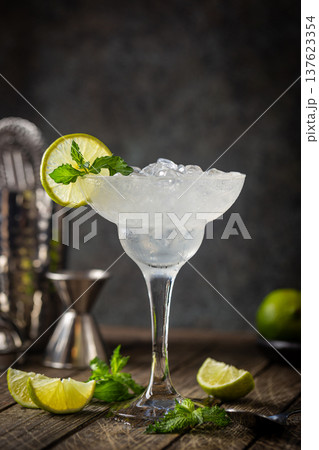 Cocktail margarita with lime 137623354