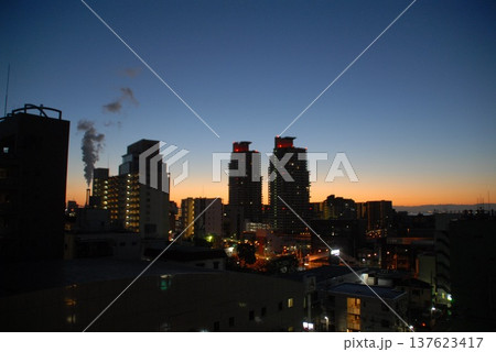 夕暮れの空と高層ビルのシルエット 夕暮れの空と高層ビルのシルエット 137623417