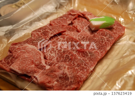 和牛の霜降り肉が包装された様子 137623419