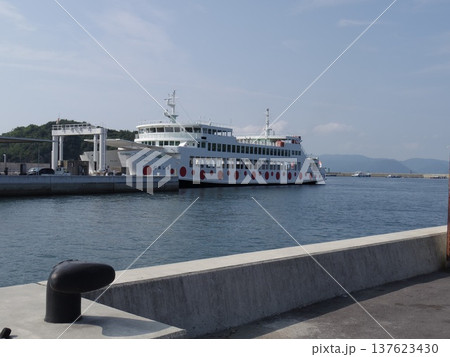港に停泊する白いフェリーの外観 137623430