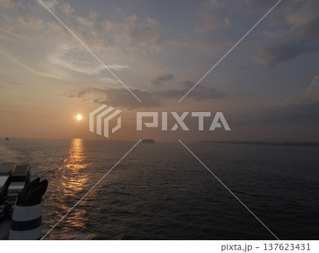 夕日が沈む海と遠くのクルーズ船 137623431