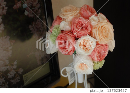 ディスプレイ前の色とりどりの花束 ディスプレイ前の色とりどりの花束 137623437