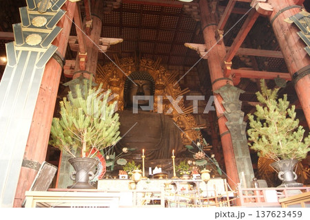 寺院内の巨大な大仏と装飾品の展示 寺院内の巨大な大仏と装飾品の展示 137623459