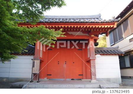 赤い伝統的な木造の門の建物外観 赤い伝統的な木造の門の建物外観 137623495