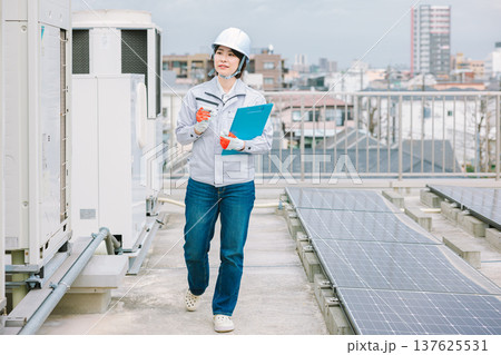 室外機の点検整備を行う女性作業員 137625531