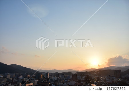 日本の岐阜県の高山市 市街地中心部の町並みと美しい夕日 高層ビルからの俯瞰写真 日本の岐阜県の高山市 市街地中心部の町並みと美しい夕日 高層ビルからの俯瞰写真 137627861