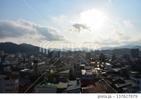 日本の岐阜県の高山市　市街地中心部の町並みと美しい夕日　高層ビルからの俯瞰写真 137627879