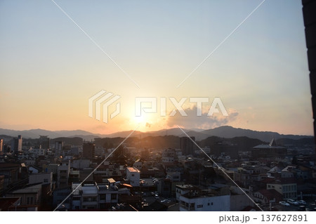 日本の岐阜県の高山市　市街地中心部の町並みと美しい夕日　高層ビルからの俯瞰写真 137627891
