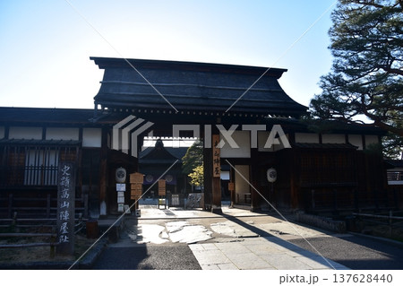 日本の岐阜県高山市 春の高山祭期間中 観光名所の高山陣屋 案内看板と古い日本家屋 朝の静かな様子 日本の岐阜県高山市 春の高山祭期間中 観光名所の高山陣屋 案内看板と古い日本家屋 朝の静かな様子 137628440