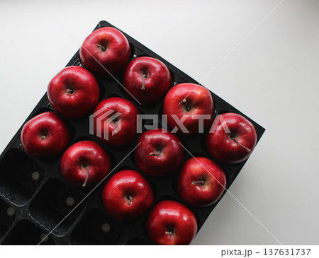 Top View Of Plastic Tray With Organic Red Apple Fruits. Fruits Storage And Transportation Stock Photo  137631737
