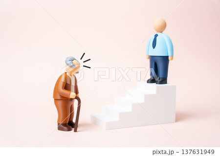 An elderly man is surprised by the difficulty of approaching officials. Weak feedback from authorities and government institutions. Bureaucratic barriers, lack of communication for seeking support An elderly man is surprised by the difficulty of approaching officials. Weak feedback from authorities and government institutions. Bureaucratic barriers, lack of communication for seeking support 137631949