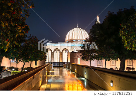 Beautiful night view of the illuminated dome and architecture of the Sultan Qaboos Grand Mosque in Muscat, Oman. 137632255