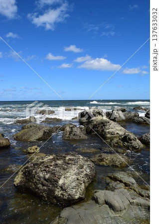 奇岩怪石の磯が続く 庄内海岸の岩場風景 137633032