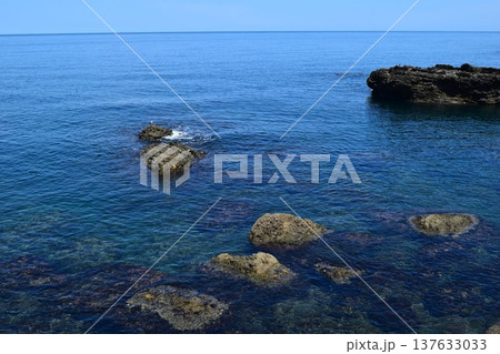 奇岩怪石の磯が続く 庄内海岸の岩場風景 137633033