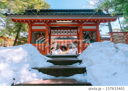 雪景色の金澤神社の門と参道 137633401