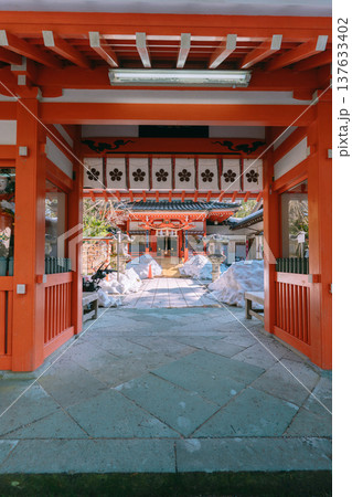 雪景色の金澤神社の門と参道 137633402