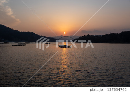 気仙沼大島から見る「気仙沼大島大橋」と夕景 気仙沼大島から見る「気仙沼大島大橋」と夕景 137634762