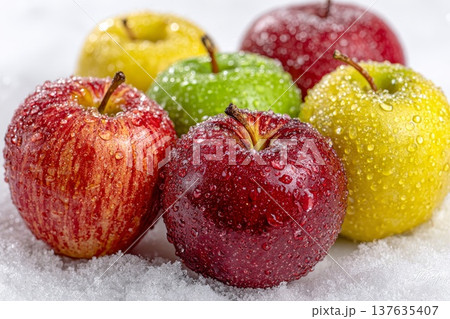Beautiful red, yellow and green apples on white snow Beautiful red, yellow and green apples on white snow 137635407