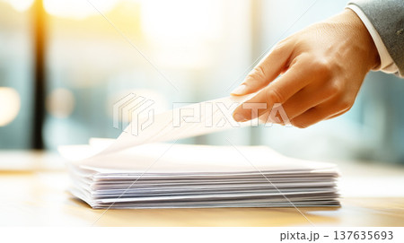 デスクの上の書類を手に取るビジネスパーソンの手のイラスト素材 [137635693] - PIXTA