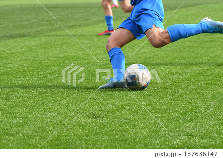 ボールを蹴るサッカー選手 137636147