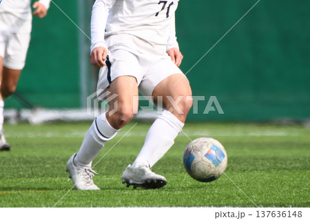 ドリブルするサッカー選手 137636148