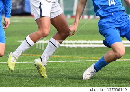 競り合うサッカー選手 137636149
