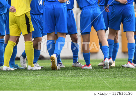円陣を組むサッカー選手 137636150