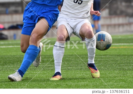 競り合うサッカー選手 競り合うサッカー選手 137636151