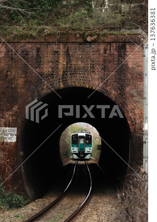 重厚なレンガ積みトンネルを通過するJR四国1500形気動車_2026/2/20撮影 137636381