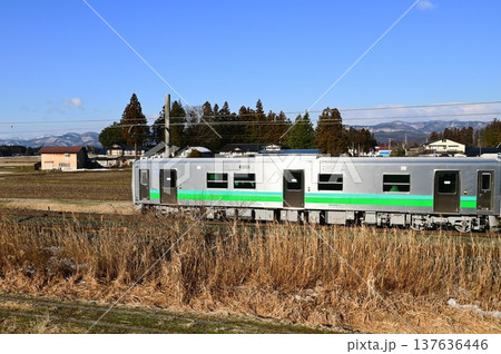 朝の東北本線 新型車両のHB‐E220系ディーゼルカー 朝の東北本線 新型車両のHB‐E220系ディーゼルカー 137636446
