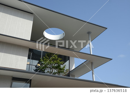 街角の風景　スケッチ写真 137636518