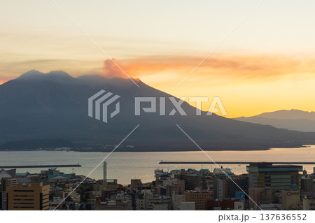 秋の鹿児島県鹿児島市 夜明けの城山公園から桜島を望む 秋の鹿児島県鹿児島市 夜明けの城山公園から桜島を望む 137636552