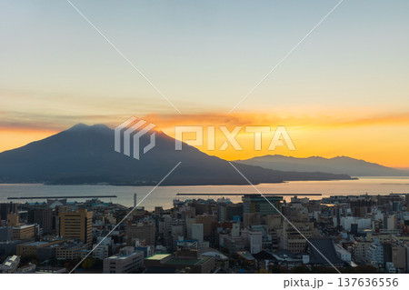 秋の鹿児島県鹿児島市　夜明けの城山公園から桜島を望む 137636556