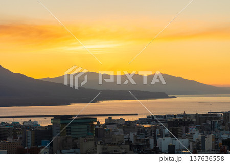 秋の鹿児島県鹿児島市　夜明けの城山公園から桜島を望む 137636558