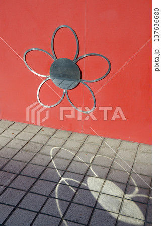 街角の風景　スケッチ写真 137636680