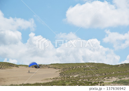 鳥取砂丘でパラグライダーを楽しむ若者たち 137636942