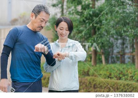 スマートウォッチで健康管理をする夫婦 137638002