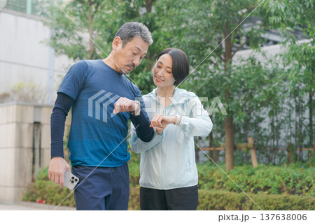 スマートウォッチで健康管理をする夫婦 スマートウォッチで健康管理をする夫婦 137638006