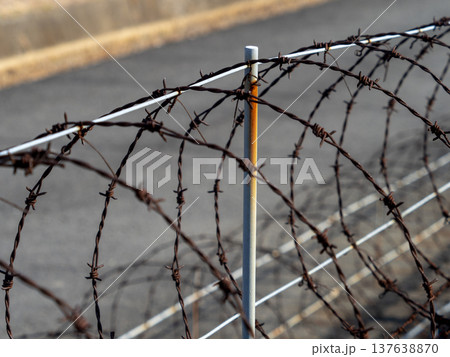 八尾空港に設置された鉄条網 八尾空港に設置された鉄条網 137638870